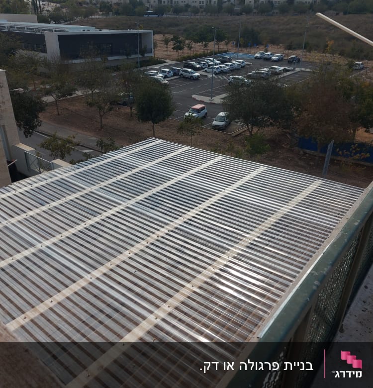גג עץ עם כיסוי פלסטיק שקוף